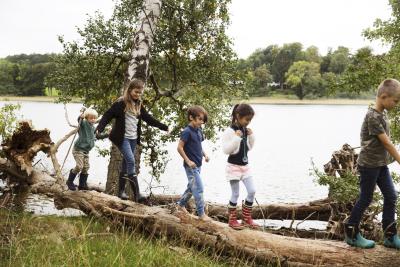 Naturens dag børn på træstamme 
