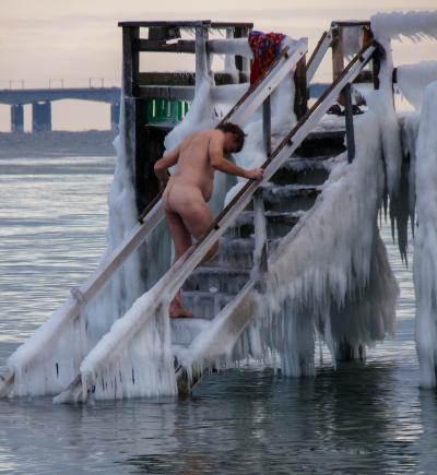 Vinterbadning - nøgen mand