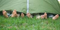 Fødder uden for teltet