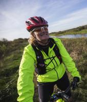 Kvinde på mountainbike i naturen